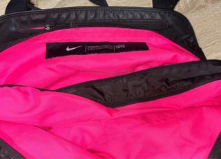 Bolsa deportiva Nike negra y rosa