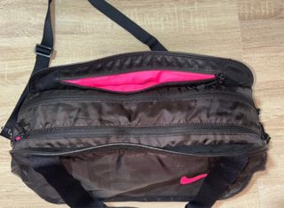 Bolsa deportiva Nike negra y rosa