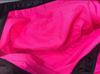 Bolsa deportiva Nike negra y rosa