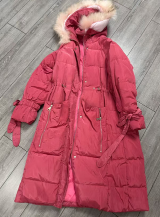 Chaqueta de plumón rosa con capucha