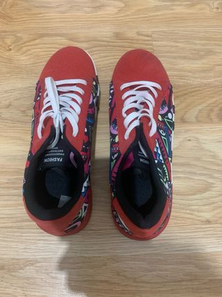 Zapatillas deportivas rojas y multicolor
