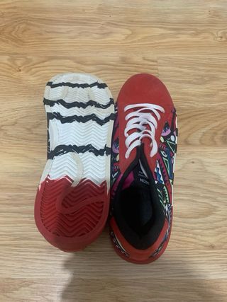 Zapatillas deportivas rojas y multicolor
