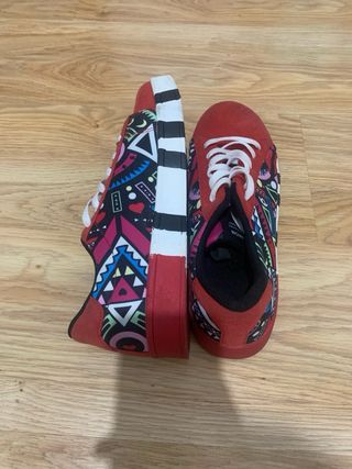 Zapatillas deportivas rojas y multicolor