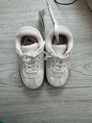 Zapatillas Zara Talla 23 color Crema