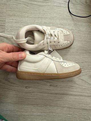 Zapatillas Zara Talla 23 color Crema