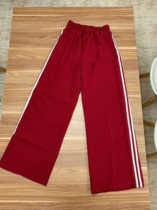 Pantalón burdeos con rayas laterales