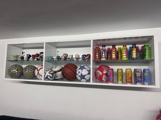 Estantería blanca y transparente