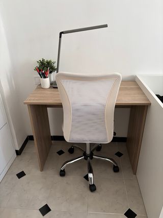 Silla de oficina blanca con ruedas