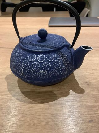 Tetera de hierro forjado azul con diseño floral