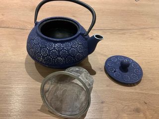 Tetera de hierro forjado azul con diseño floral