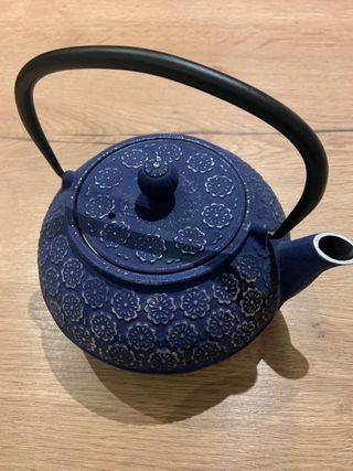 Tetera de hierro forjado azul con diseño floral