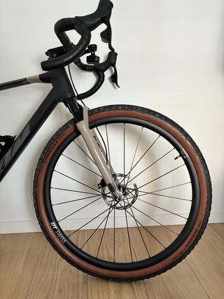 Bicicleta Gravel KTM con suspension.