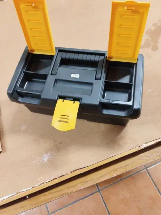 Caja de herramientas negra y amarilla
