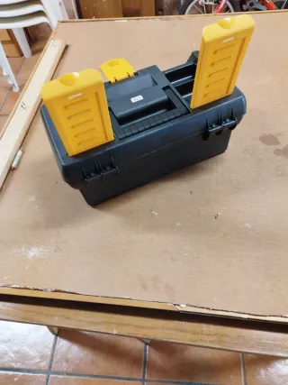 Caja de herramientas negra y amarilla