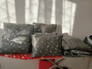 Conjunto 3 cortinas y 5 cojines plata y azul