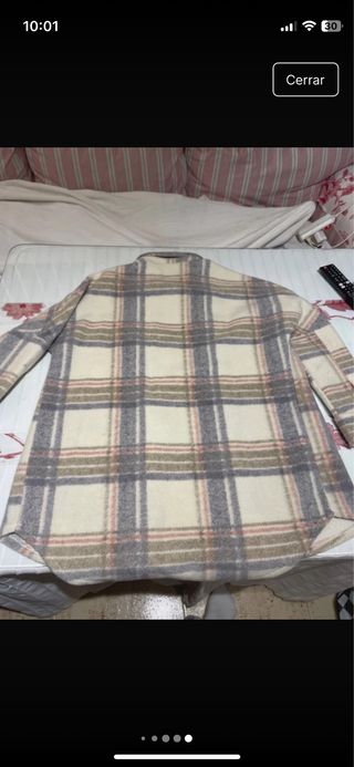 Chaqueta peluda a rayas beige y gris