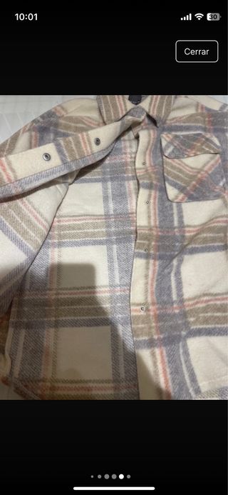 Chaqueta peluda a rayas beige y gris