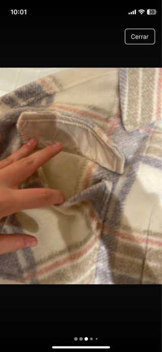 Chaqueta peluda a rayas beige y gris