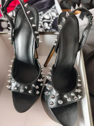 Zapatos de tacón Bello Star Negros con púas.