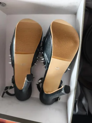 Zapatos de tacón Bello Star Negros con púas.