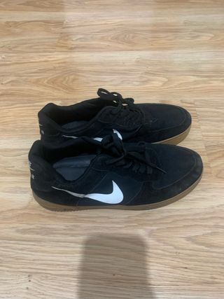 Zapatillas Nike Negras Goma Marrón
