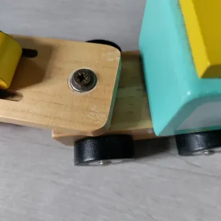 Camión de madera con 4 coches para las vías de mad