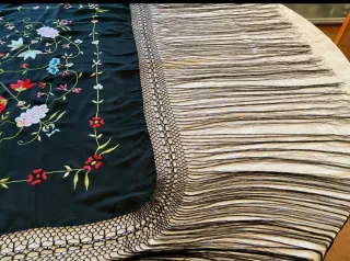 Manton de Manila bordado negro