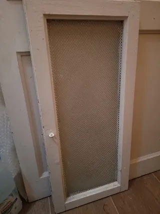 Ventana antigua con vidrio texturizado