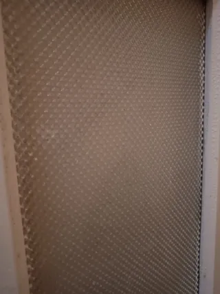 Ventana antigua con vidrio texturizado