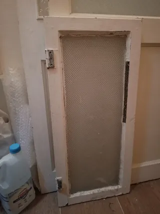 Ventana antigua con vidrio texturizado