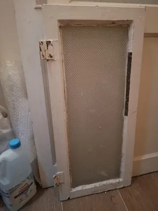 Ventana antigua con vidrio texturizado