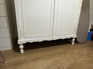 Armario blanco de madera estilo clásico