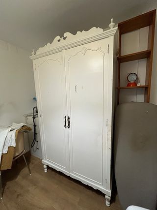 Armario blanco de madera estilo clásico