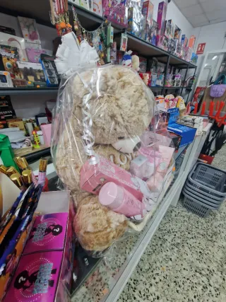 Cesta regalo oso con productos árabes yara