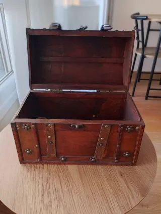 Baúl de madera con detalles metálicos