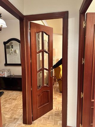 Puerta de madera maciza