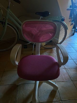 Silla de escritorio Ikea rosa y blanca