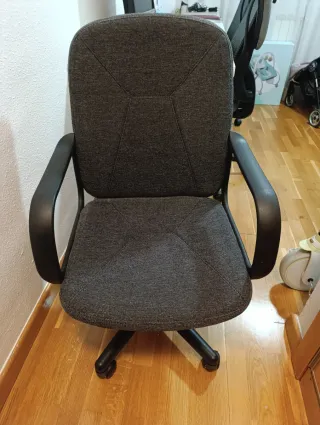 Silla de escritorio gris, solo hasta el 31/01