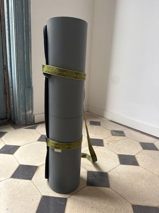 Esterilla yoga gris tórtola con correa