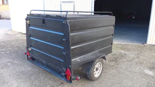 Remolque cerrado con tapa abatible