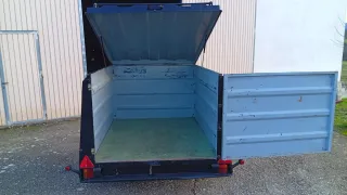 Remolque cerrado con tapa abatible