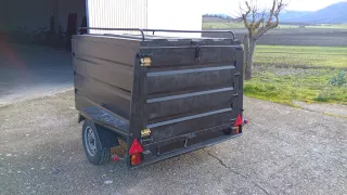 Remolque cerrado con tapa abatible