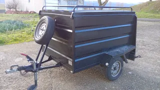 Remolque cerrado con tapa abatible