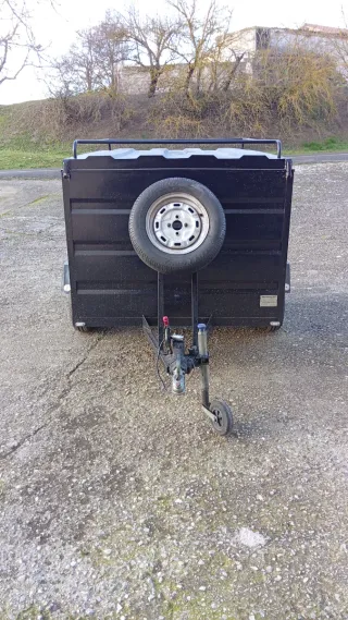 Remolque cerrado con tapa abatible