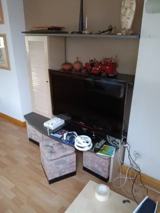 Mueble de salón con armario y estanterías