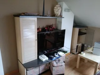 Mueble de salón con armario y estanterías