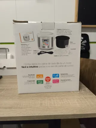 Robot de cocina blanco y plateado