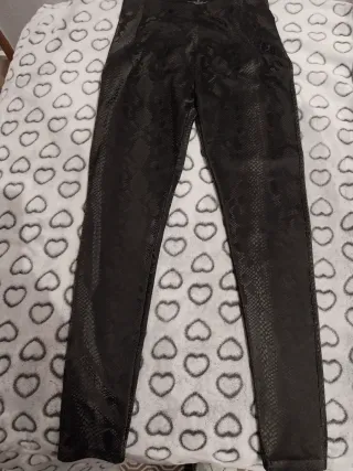 Pantalones negros efecto piel serpiente