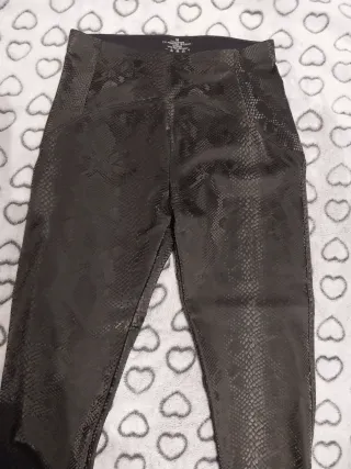 Pantalones negros efecto piel serpiente
