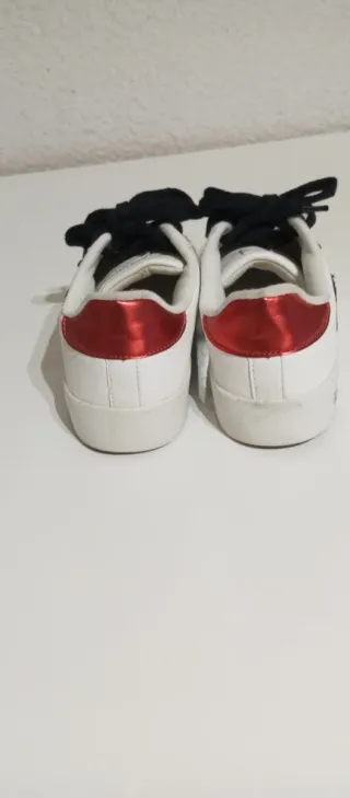 Zapatillas Blancas con Detalles Rojos